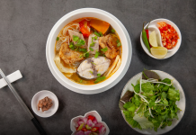 다낭 맛집 4위, 분짜까 109 – 한 시장 속 숨은 보석, 다낭 특산 생선 완자 쌀국수